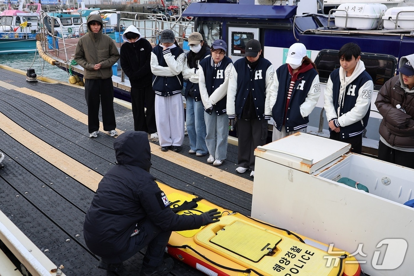 3일 태안해양경찰서 마검포 파출소 직원이 한서대 학생들에게 동력구조보도에 대해 설명하고 있다. (태안해경 제공, 재판매 및 DB금지) / 뉴스1