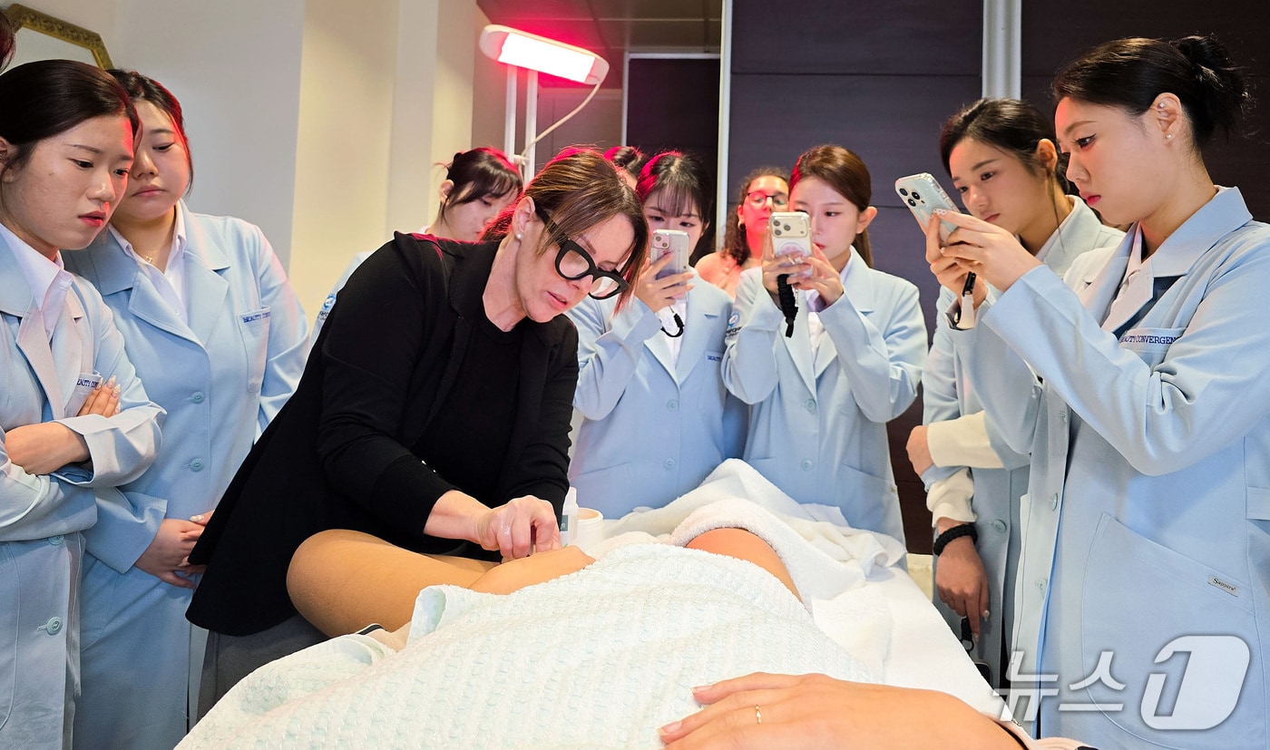 해외 선진 기술 연수에 참여한 영진전문대 뷰티융합과 학생들이 이탈리아에서 유럽의 피부관리를 체험하고 있다. &#40;영진전문대 제공. 재판매 및 DB금지&#41;