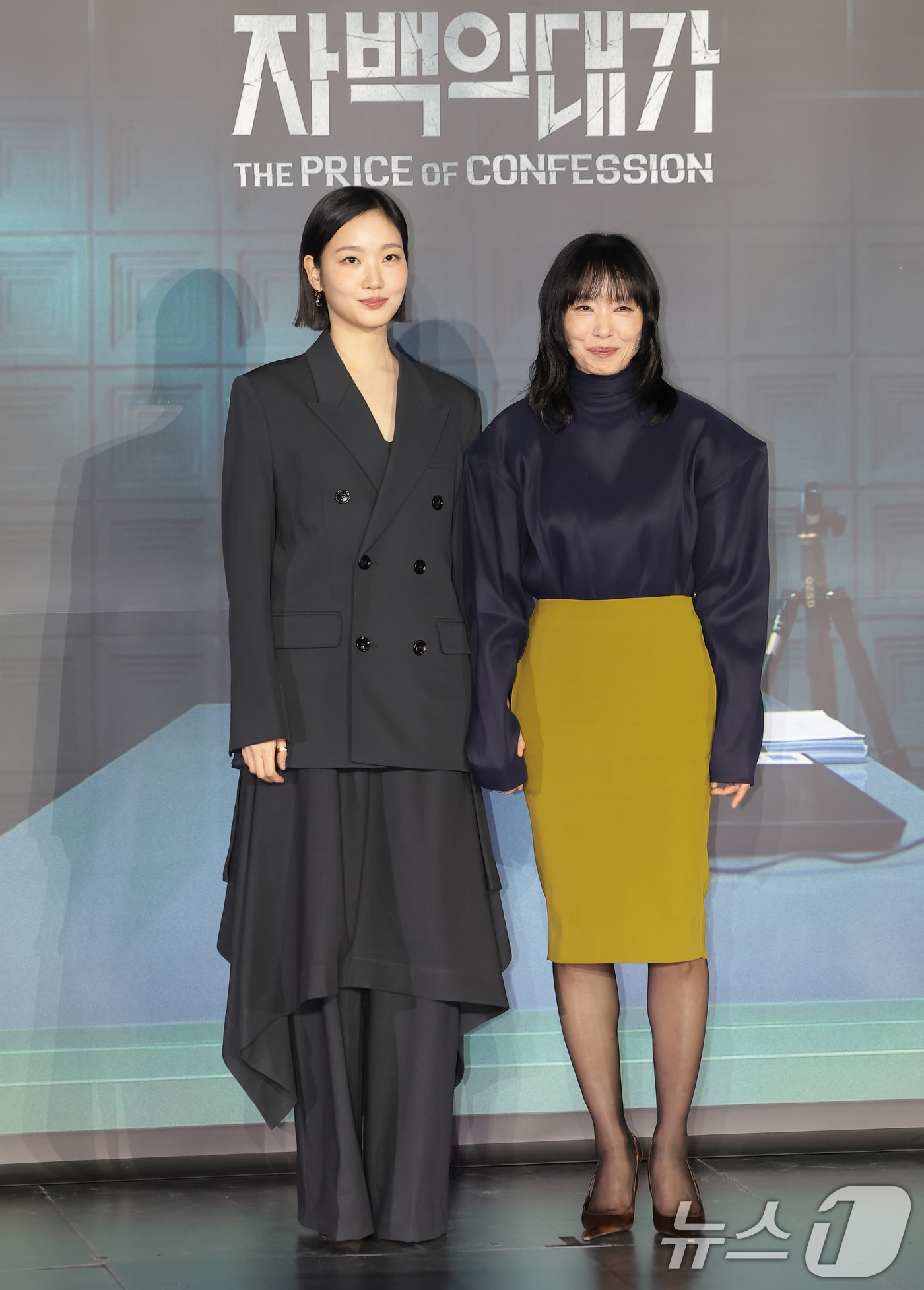 배우 김고은과 전도연&#40;오른쪽&#41;이 3일 서울 용산구 CGV 용산아이파크몰에서 열린 넷플릭스 시리즈 &#39;자백의 대가&#39; 시사회 및 간담회에서 포즈를 취하고 있다. &#39;자백의 대가&#39;는 남편을 죽인 용의자로 몰린 ‘윤수’와 마녀로 불리는 의문의 인물 ‘모은’, 비밀 많은 두 사람 사이에서 벌어지는 일을 그린 미스터리 스릴러다. 2025.12.3/뉴스1 ⓒ News1 권현진 기자