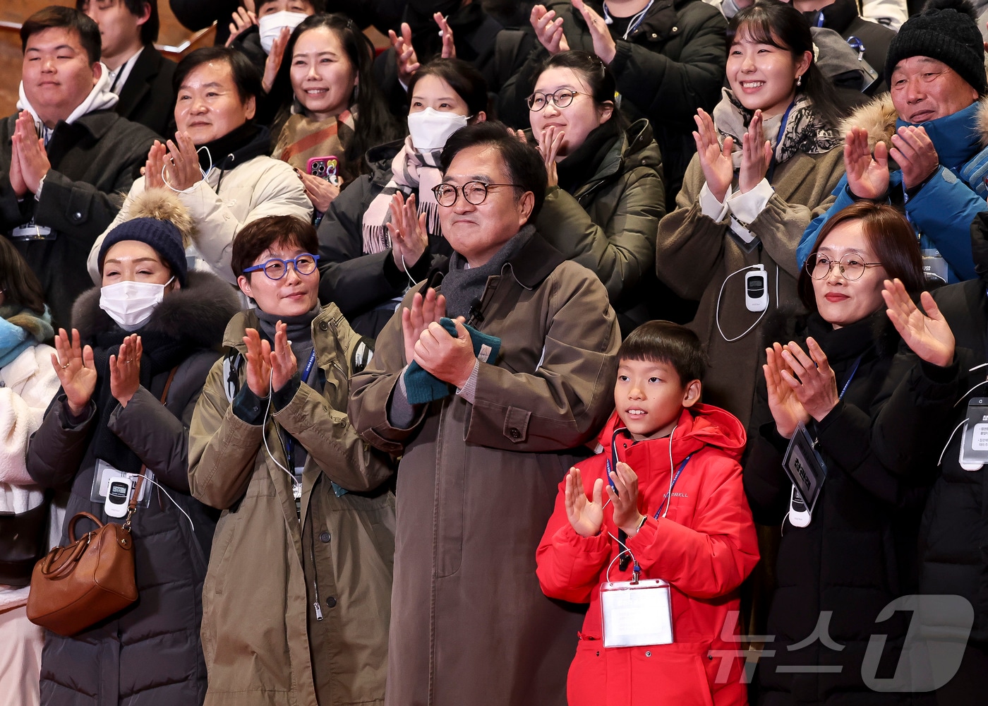 우원식 국회의장이 12·3 비상계엄 1년을 맞은 3일 서울 여의도 국회에서 ‘그날 12.3 다크투어’에 참여한 시민들과 기념 촬영을 하고 있다. 2025.12.3/뉴스1 ⓒ News1 국회사진기자단