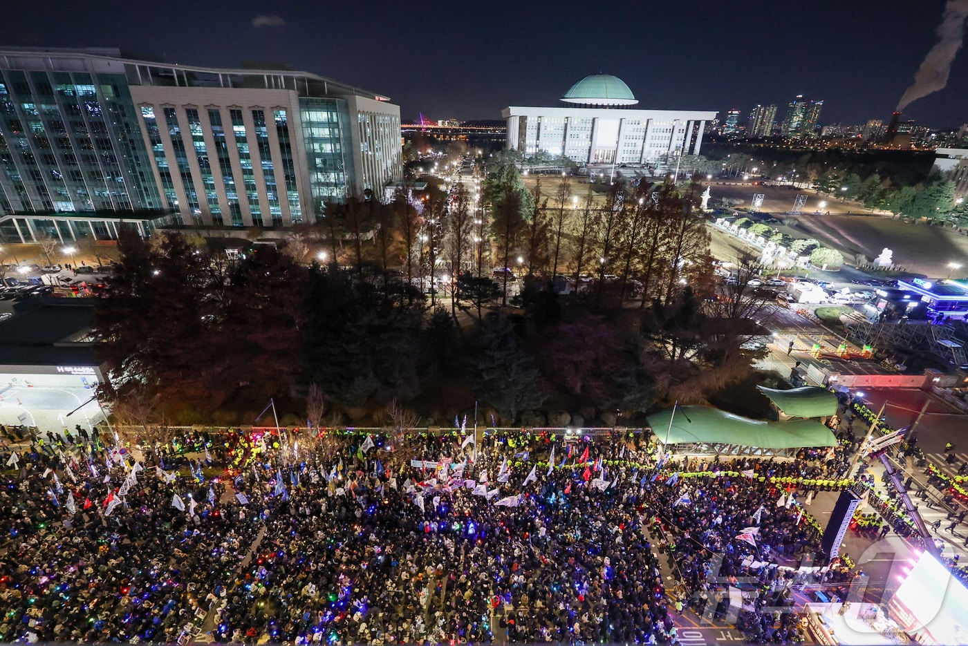 12·3 비상계엄 1년을 맞은 3일 서울 여의도 국회 앞에서 열린 &#39;12·3 내란외환 청산과 종식, 사회대개혁 시민대행진&#39;에 참석한 국회의원들과 시민들이 응원봉을 들고 있다. 2025.12.3/뉴스1 ⓒ News1 황기선 기자