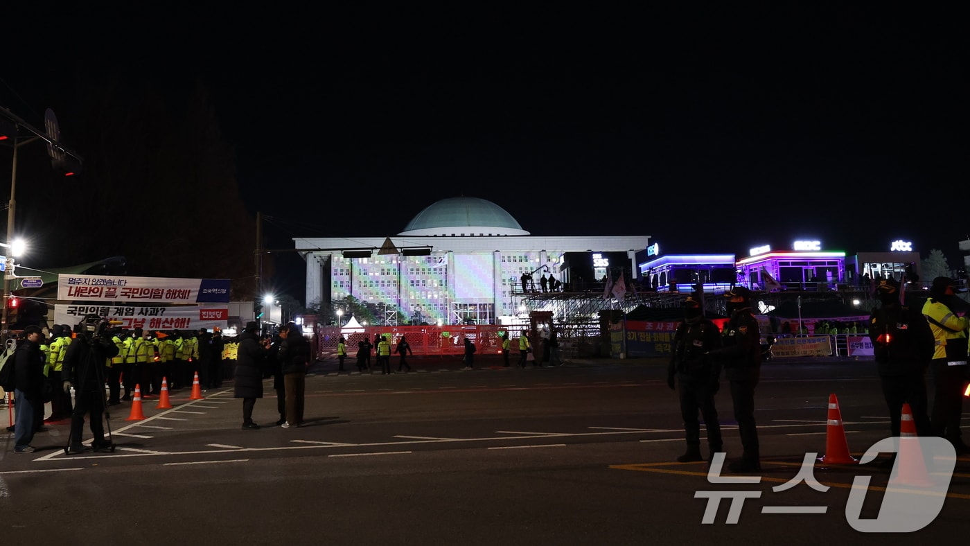12·3 비상계엄 1년을 맞은 3일 서울 여의도 국회 앞에서 '12·3 내란외환 청산과 종식, 사회대개혁 시민대행진'이 열린 가운데 경찰들이 경계 근무를 서고 있다. 이날 이재명 대통령이 행진에 참석할 예정이었으나 경호 사정으로 최종 불참을 결정했다. 2025.12.3/뉴스1 ⓒ News1 박지혜 기자