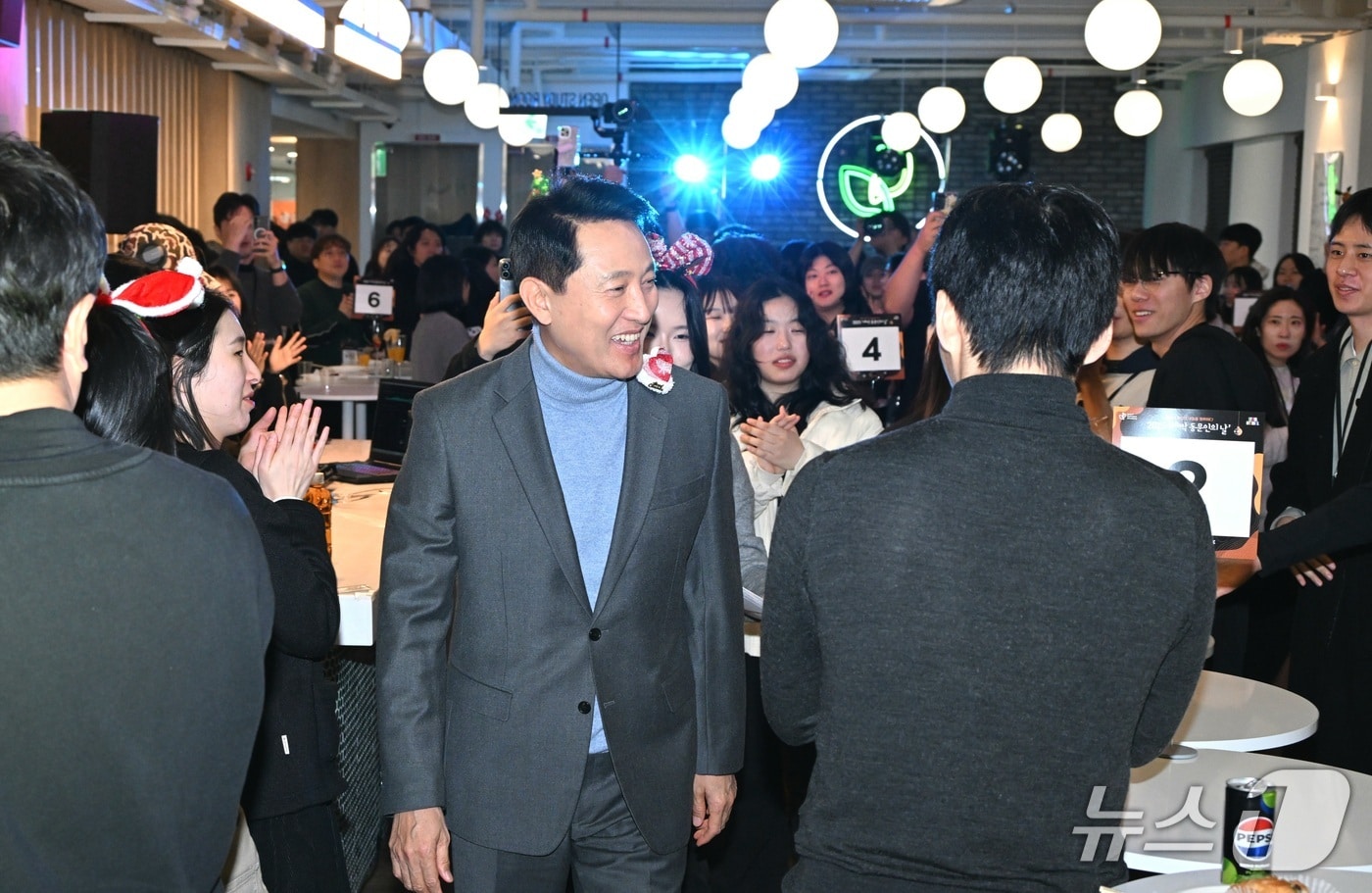 오세훈 서울시장이 3일 청년취업사관학교 용산캠퍼스에서 열린 &#39;청년취업사관학교 새싹 동문인의 날&#39; 행사에서 참석자와 인사하고 있다.&#40;서울시 제공&#41;