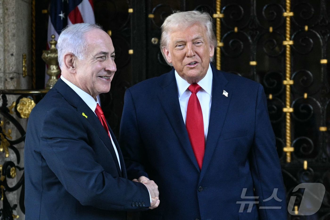 도널드 트럼프 미국 대통령이 29일(현지시간) 플로리다주 마러라고 리조트에 도착한 베냐민 네타냐후 이스라엘 총리를 맞이하고 있다. 2025.12.29 ⓒ AFP=뉴스1 ⓒ News1 김경민 기자