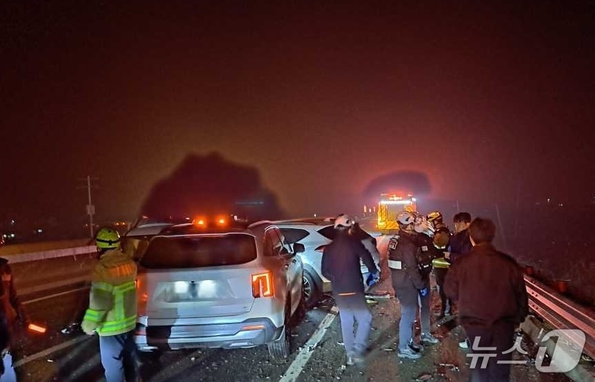 지난 29일 우호 강원 횡성 영동고속도로 인천방향 3중 추돌사고 현장.(강원도소방본부 제공, 재판매 및 DB 금지) 2025.12.30/뉴스1