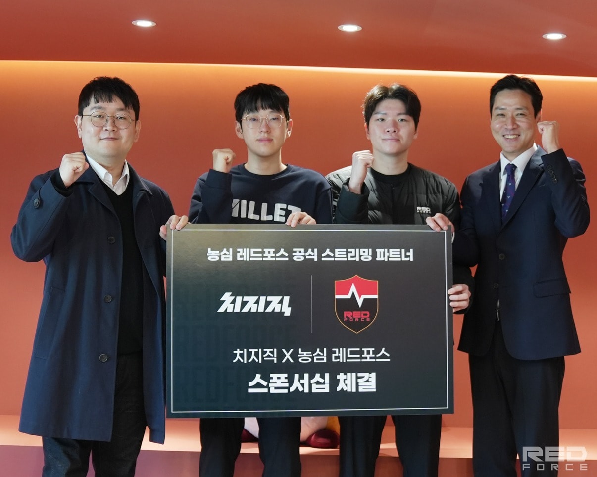 (왼쪽부터) 26일 서울 구로구에 위치한 농심이스포츠 사옥에서 오지환 농심이스포츠 대표, 농심레드포스 LoL 선수단 스카웃, 킹겐, 주건범 네이버 리더가 ‘공식 스트리밍 파트너십 체결식’을 진행했다.(네이버 제공)