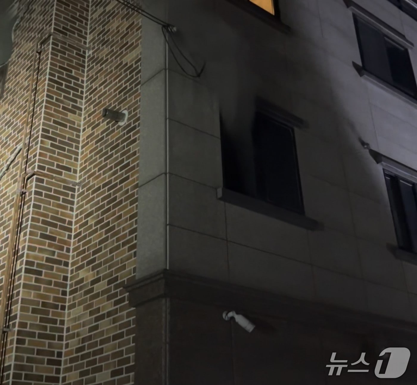 30일 오전 5시18분쯤 대구 달성군 화원읍의 한 다가구주택에서 불이 나 주민 2명이 병원으로 이송됐다.(대구소방안전본부 제공. 재판매 및 DB금지)