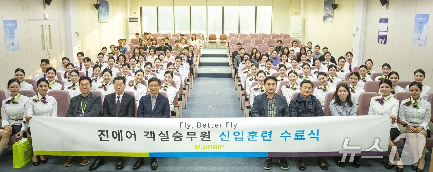 29일 서울 강서구 등촌동 진에어 본사에서 열린 2025년 하반기 신입 객실승무원 수료식에서 9주간 훈련을 마친 54명의 신입 객실승무원들이 박병률 진에어 대표를 비롯한 임직원들과 기념 사진을 촬영한 모습(진에어 제공). 2025.12.29.