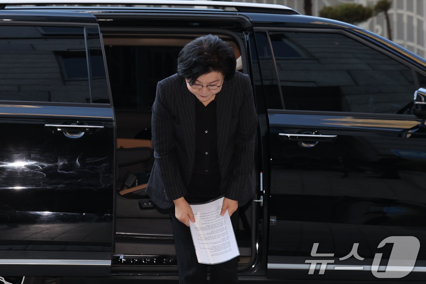 초대 기획예산처 장관 후보자로 지명된 이혜훈 전 국민의힘 의원이 지난달 30일 오전 서울 중구 예금보험공사에 마련된 인사청문회 준비 사무실로 출근하며 고개숙여 인사를 하고 있다. 2025.12.30/뉴스1 ⓒ News1 박지혜 기자