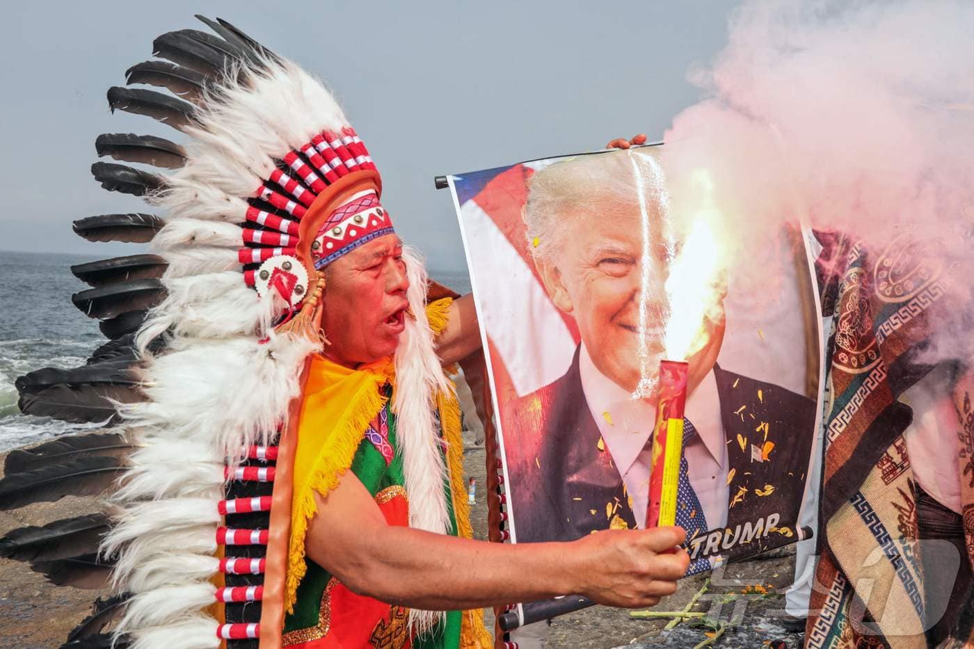 29일(현지시간) 페루 리마주 초리요스에서 열린 연말 의식에서 한 주술사가 도널드 트럼프 미국 대통령의 사진을 들고 있다. 2025.12.29. ⓒ AFP=뉴스1 ⓒ News1 윤다정 기자