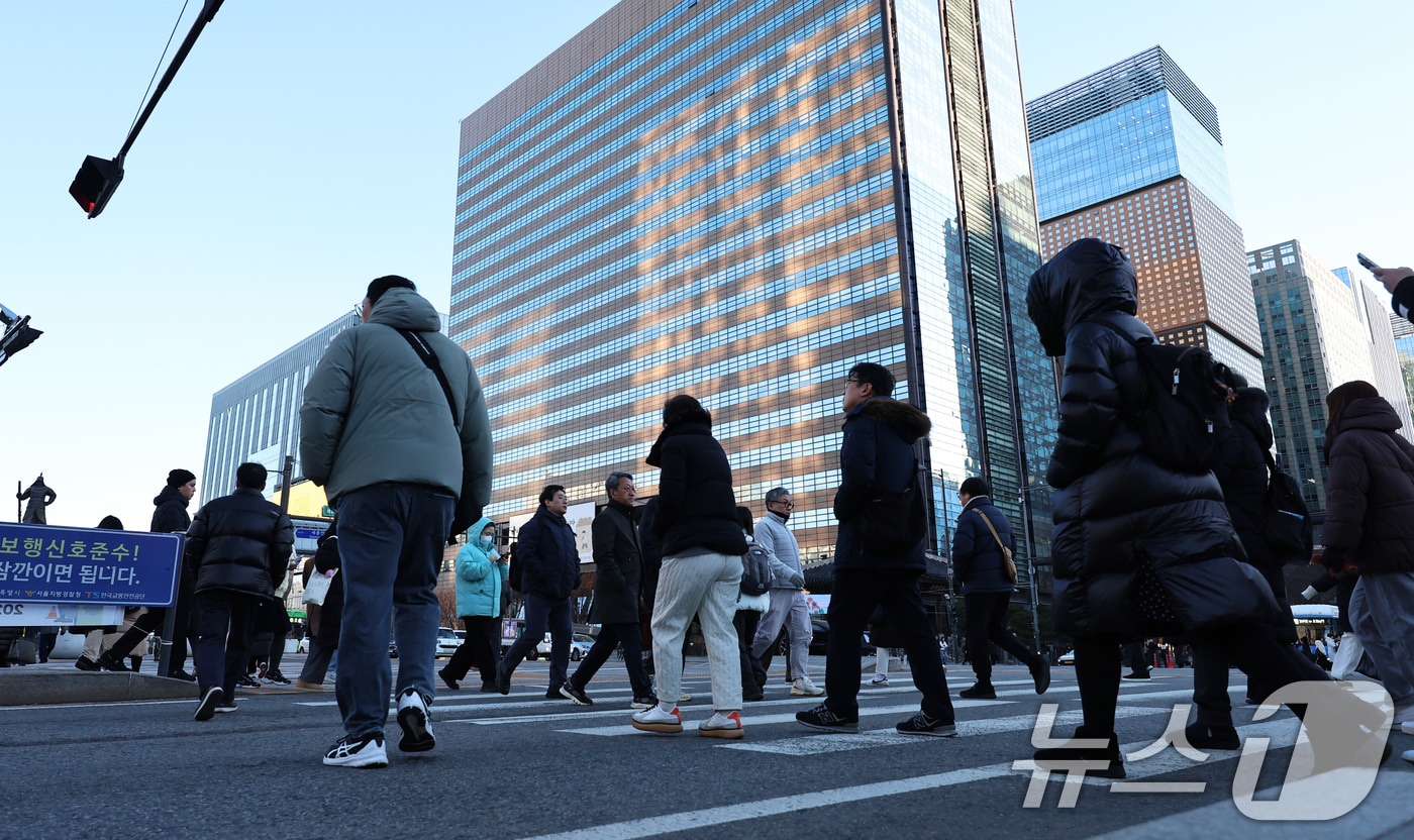 수도권 최저기온이 영하권을 보인 30일 오후 서울 광화문네거리에서 추위에 움츠린 시민들이 출근길 발걸음을 옮기고 있다. 2025.12.30/뉴스1 ⓒ News1 구윤성 기자