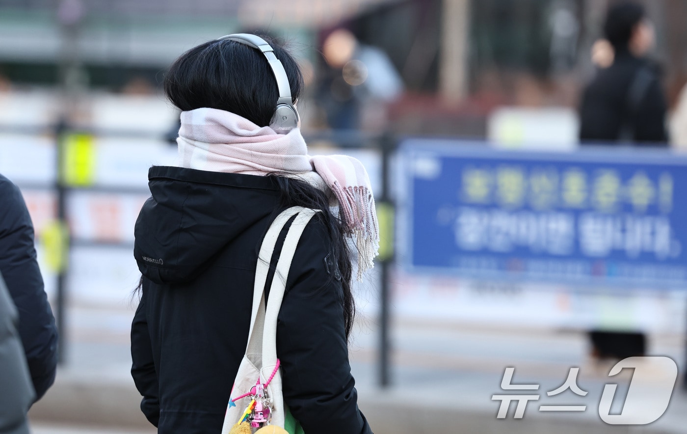 서울 광화문네거리에서 추위에 움츠린 시민이 출근길 발걸음을 옮기고 있다. 2025.12.30/뉴스1 ⓒ News1 구윤성 기자