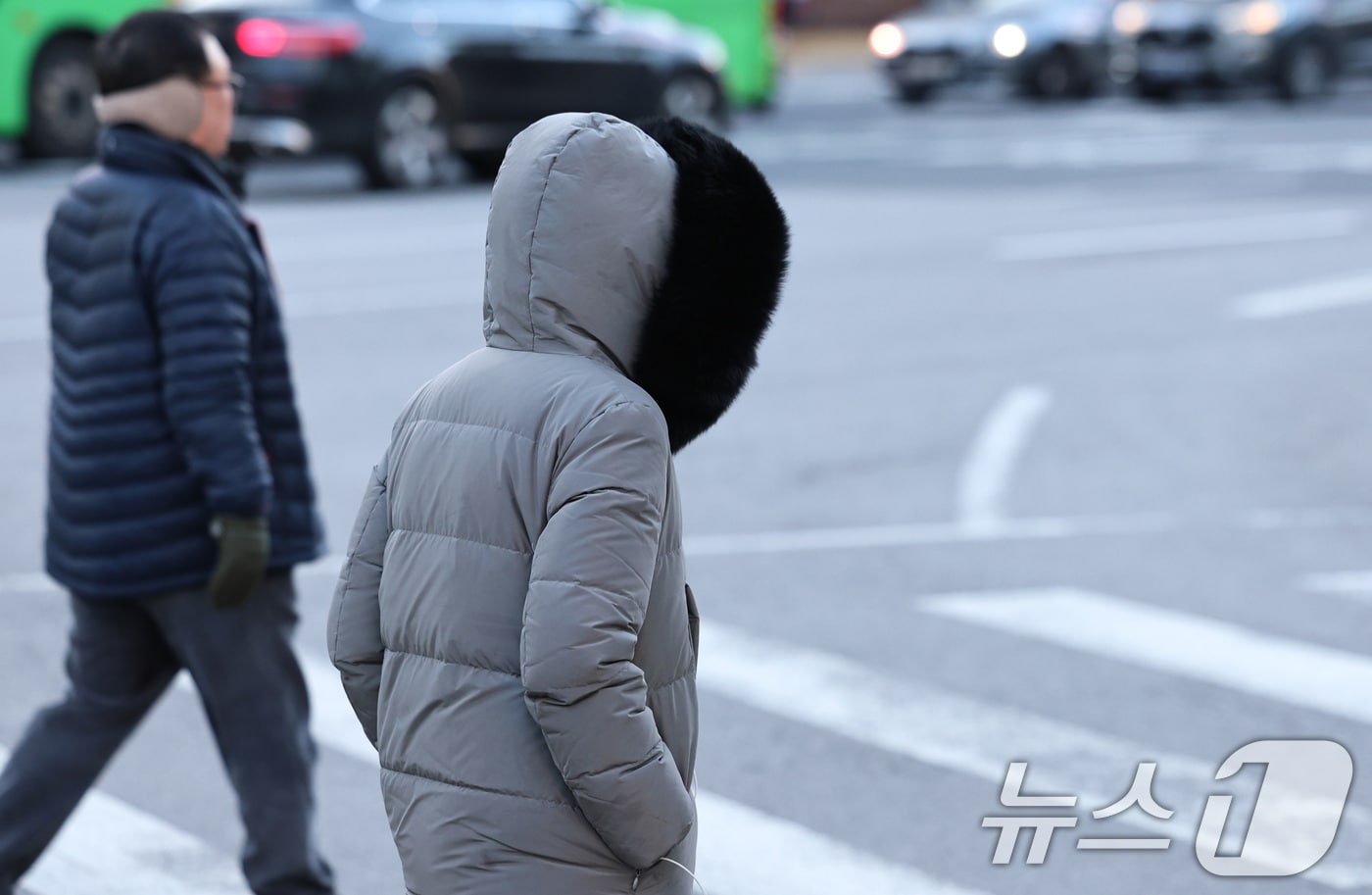 맹추위에 움츠린 시민들이 출근길 발걸음을 옮기고 있다. /뉴스1 ⓒ News1 구윤성 기자