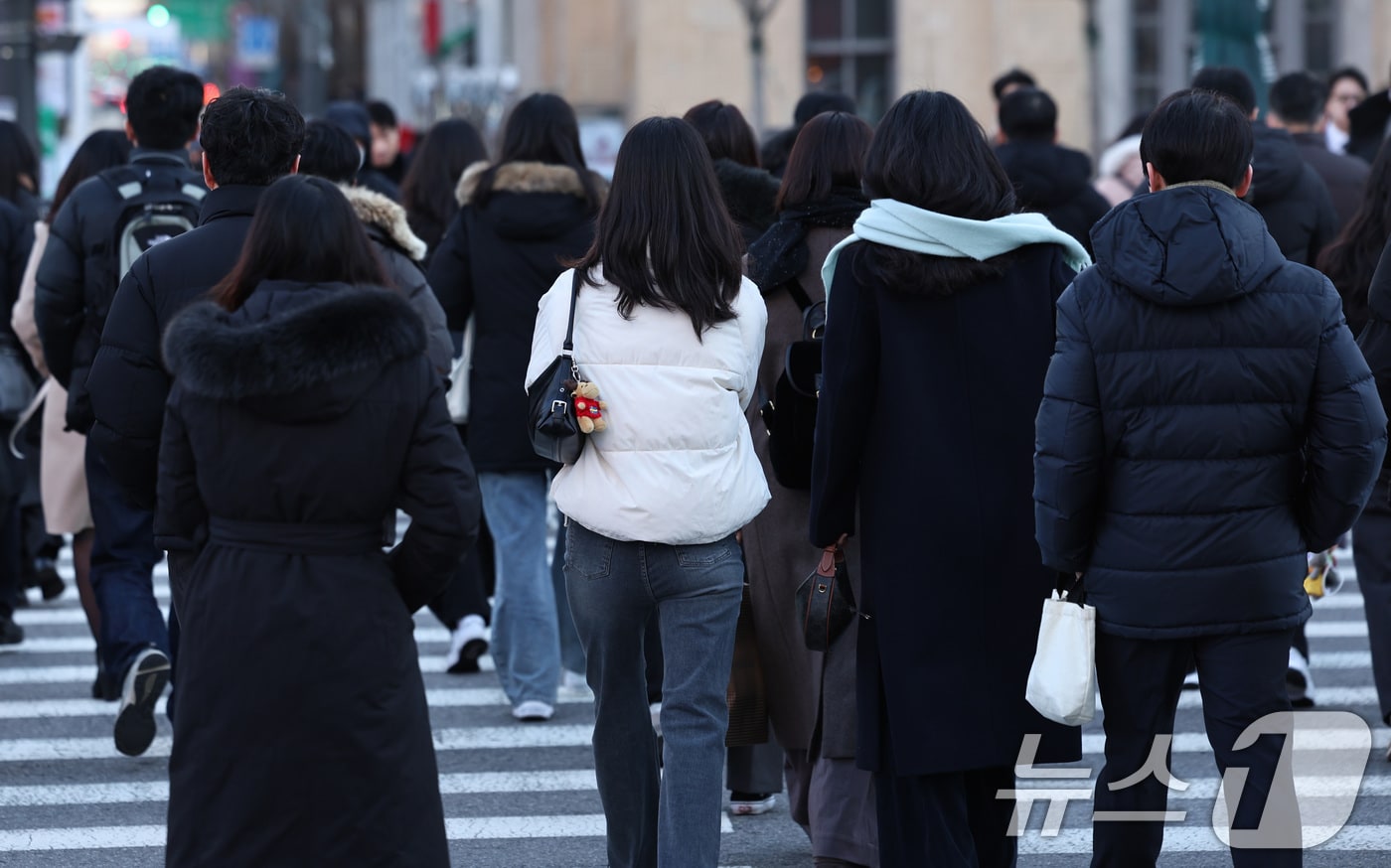 수도권 최저기온이 영하권을 보인 30일 오후 서울 광화문네거리에서 추위에 움츠린 시민들이 출근길 발걸음을 옮기고 있다. 2025.12.30/뉴스1 ⓒ News1 구윤성 기자