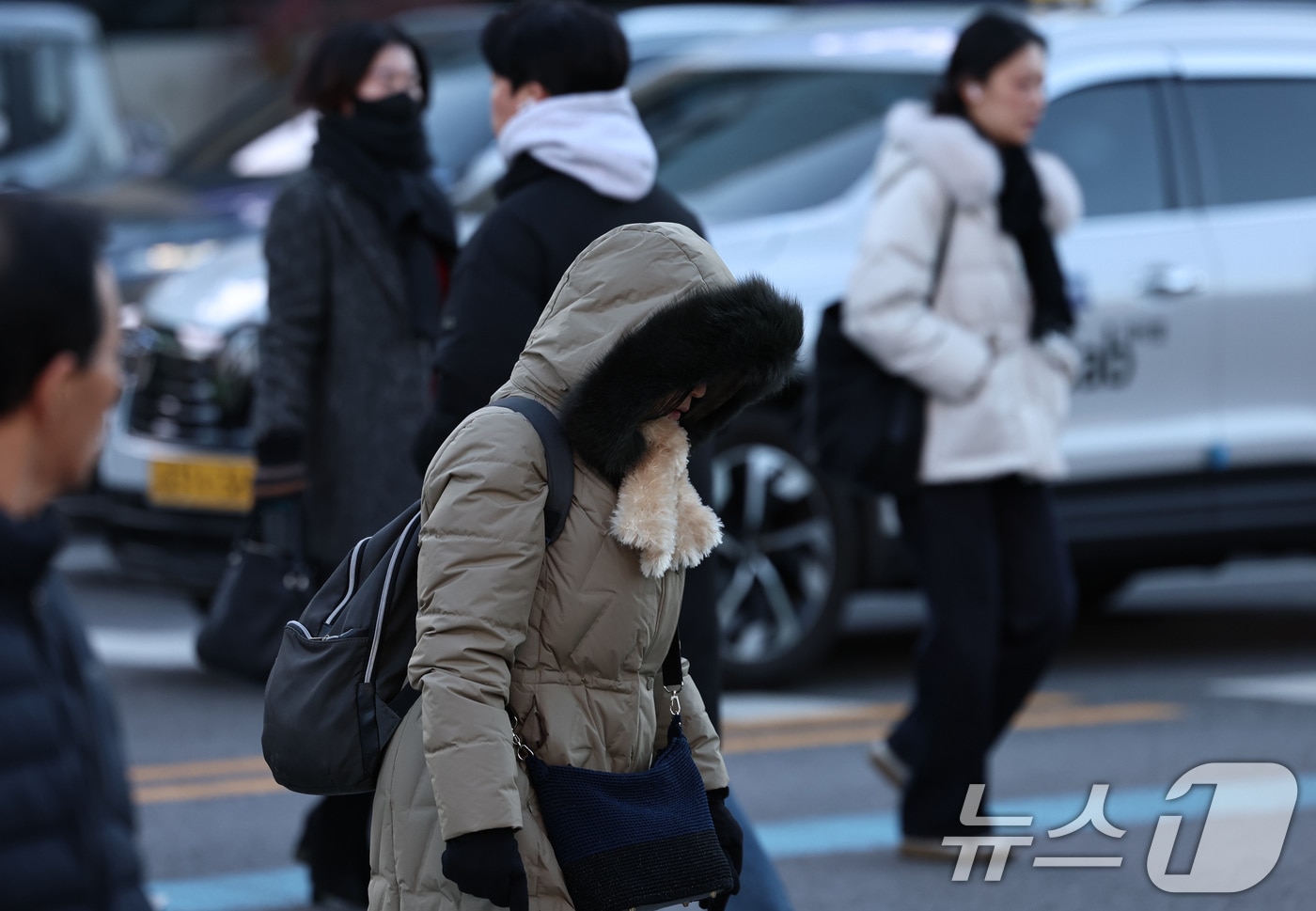 수도권 최저기온이 영하권을 보인 30일 오후 서울 광화문네거리에서 추위에 움츠린 시민들이 출근길 발걸음을 옮기고 있다. 2025.12.30/뉴스1 ⓒ News1 구윤성 기자