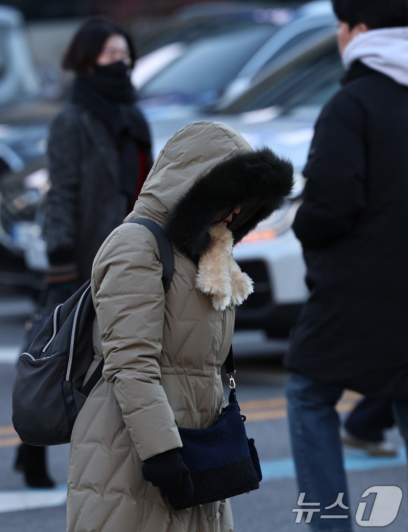 수도권 최저기온이 영하권을 보인 30일 오후 서울 광화문네거리에서 추위에 움츠린 시민들이 출근길 발걸음을 옮기고 있다. 2025.12.30/뉴스1 ⓒ News1 구윤성 기자