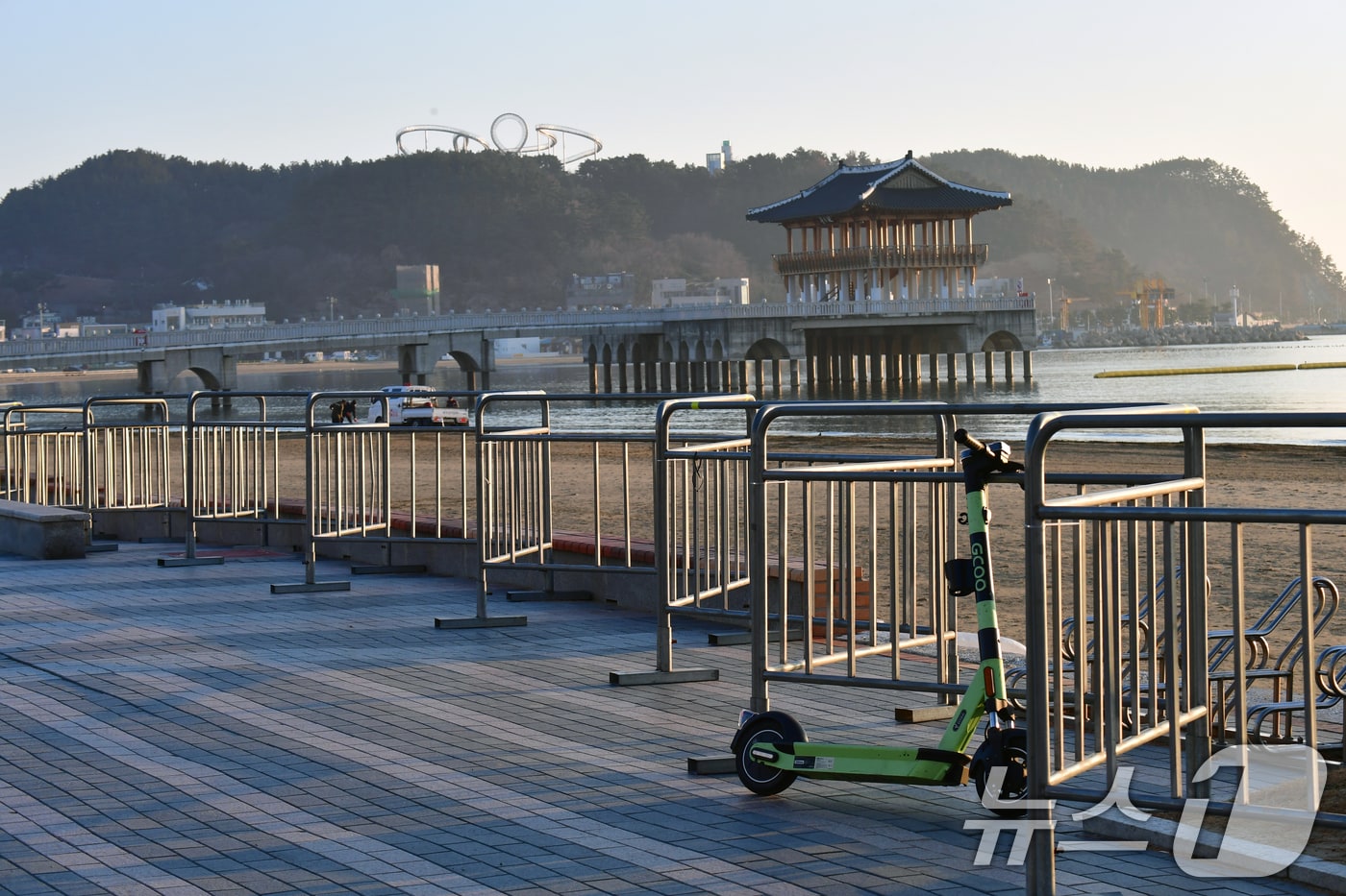 병오년 첫 해맞이 행사가 열리는 포항 영일대해수욕장 누각 주변에 안전펜스가 설치됐다.2025.12.30/뉴스1 ⓒ News1 최창호 기자