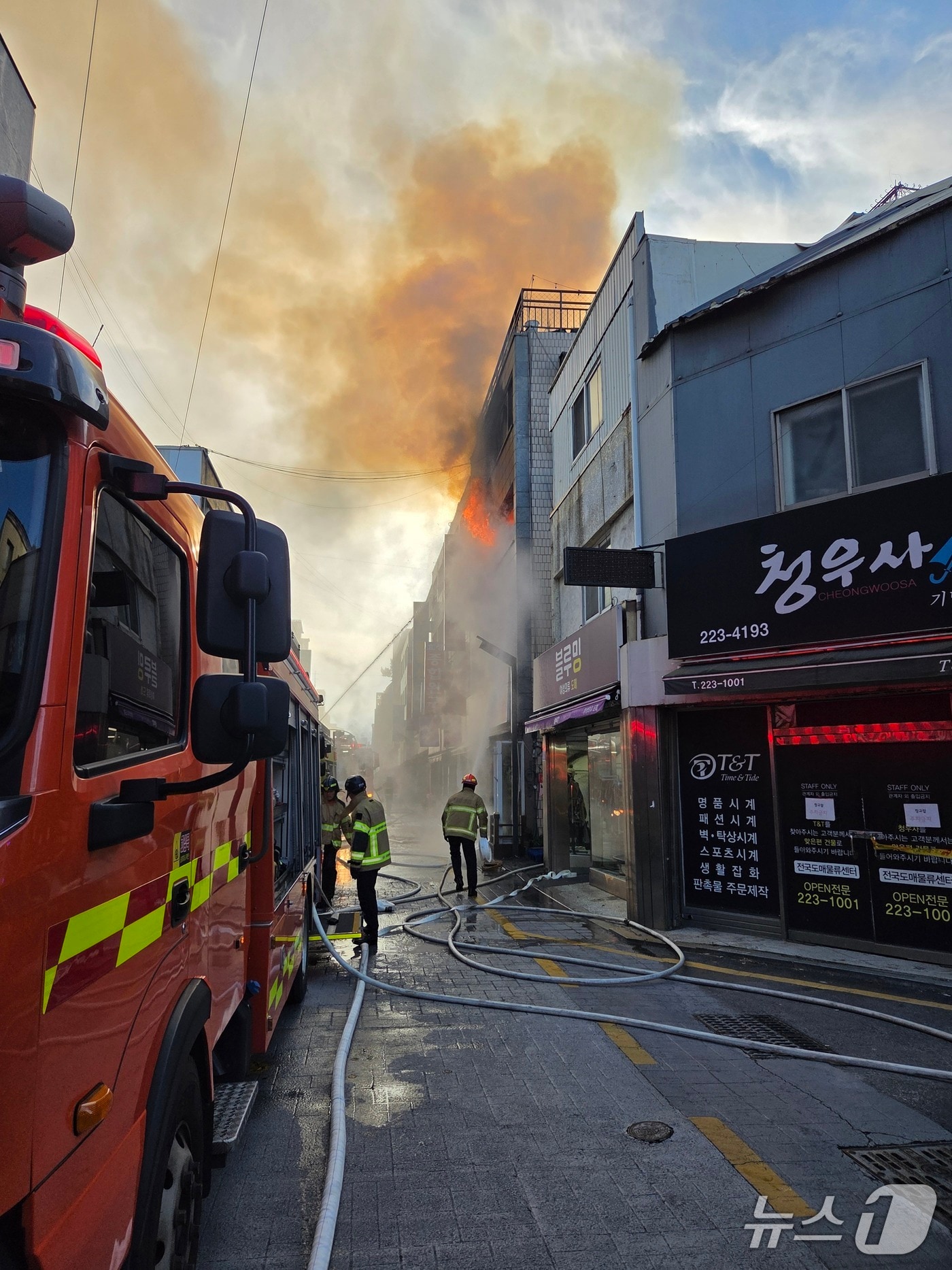 30일 광주 동구 충장로 한 건물에 불이 나 소방당국이 진화 작업을 벌이고 있다.