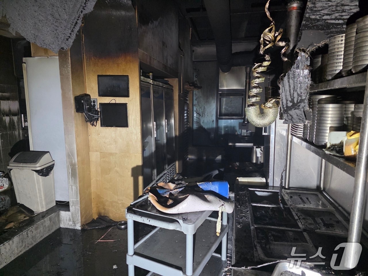 30일 새벽 0시31분쯤 제주시 도남동에서 발생한 음식점 화재 현장.(제주도소방안전본부 제공. 재판매 및 DB 금지)