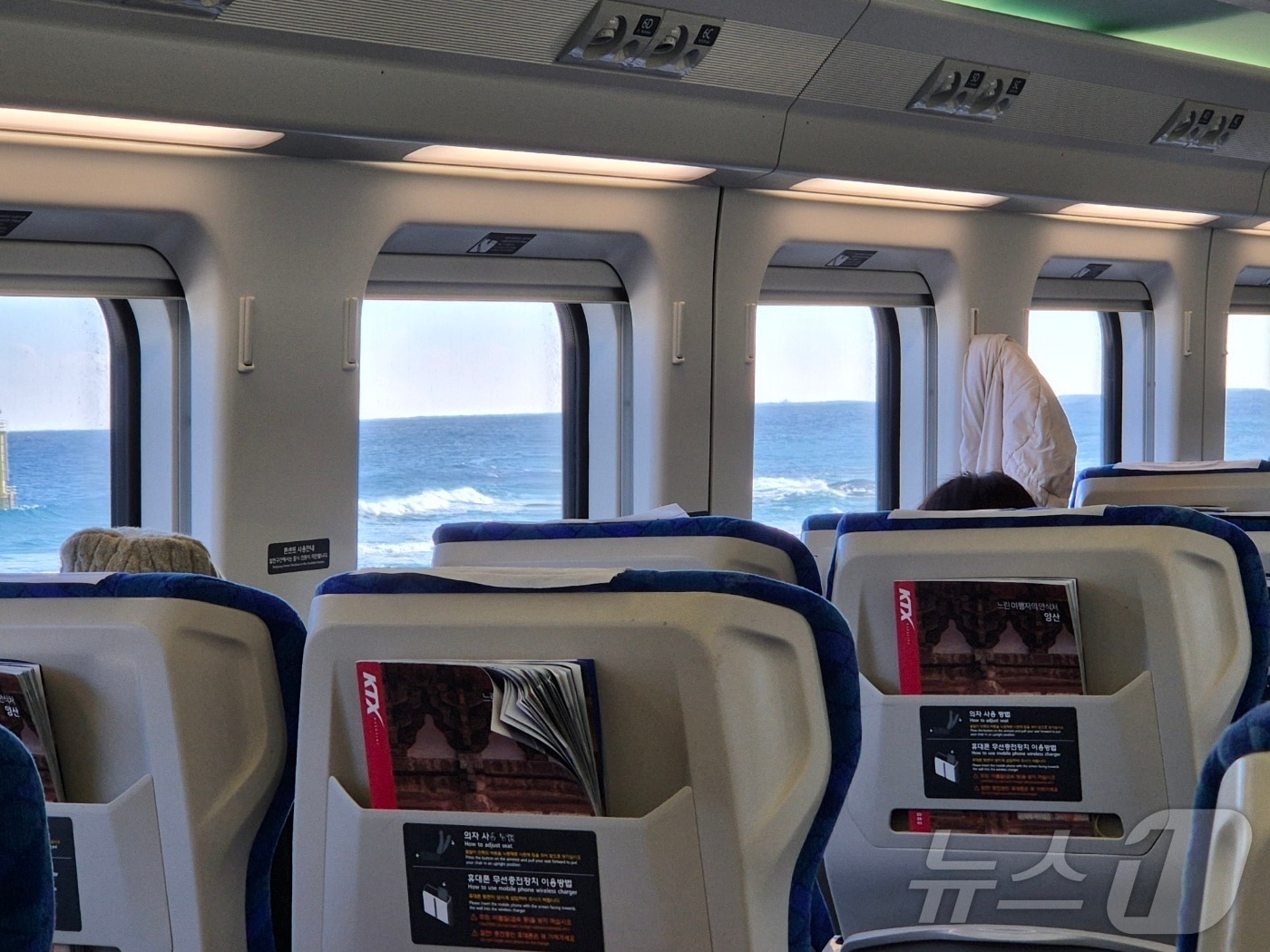 30일 강릉발 부전행 동해선 KTX-이음 첫 열차 객실 창문 너머로 동해의 파도와 수평선이 한눈에 들어오고 있다. 2025.12.30 ⓒ 뉴스1 윤왕근 기자