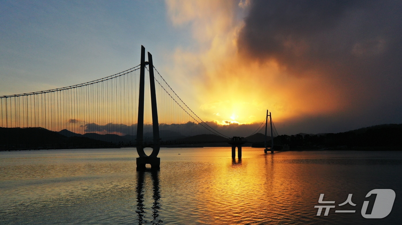 탑정호 일출 장면 (논산시 제공.재판매 및 DB금지)/뉴스1