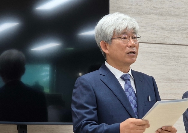 내년 충북교육감 선거 충북민주진보교육감 단일 후보로 확정된 김성근 전 충북교육청 부교육감.(자료사진)/뉴스1