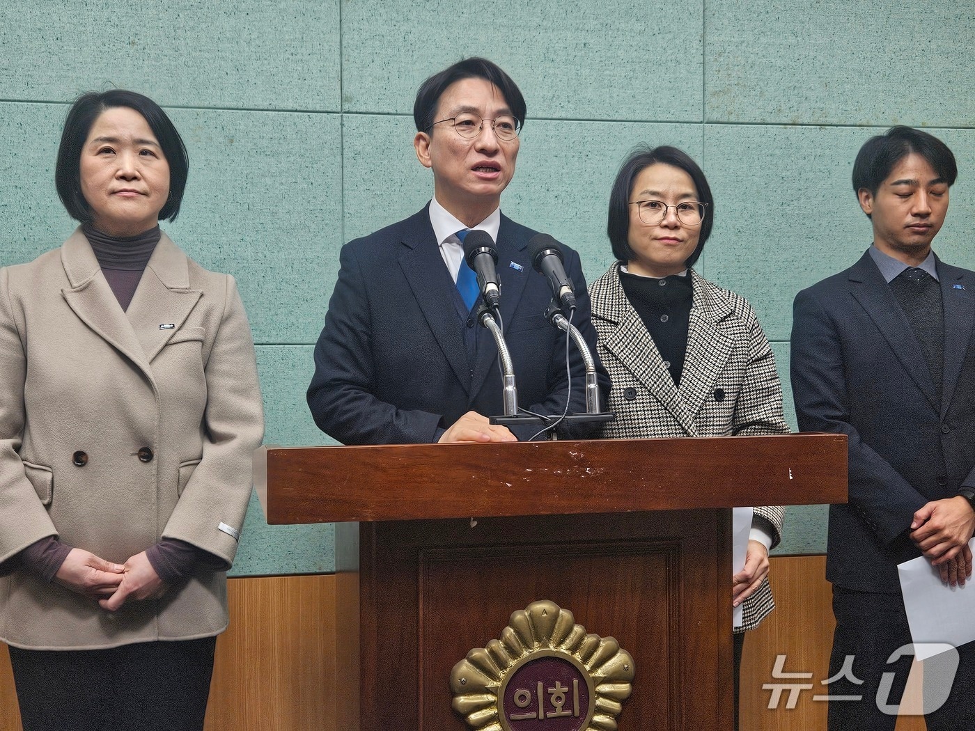 30일 조국혁신당 전북도당 대변인단이 전북도의회 브리핑룸에서 기자회견을 하고 있다.2025.12.30/뉴스1