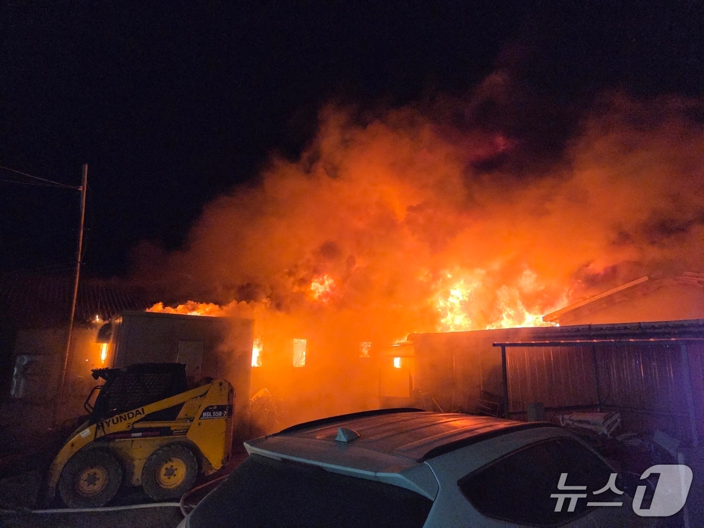 29일 오후 8시 55분쯤 김해시 상동면 묵방리의 한 돈사에서 불이 나 소방관들이 진화에 나서고 있다.(경남소방본부 제공. 재판매 및 DB금지)