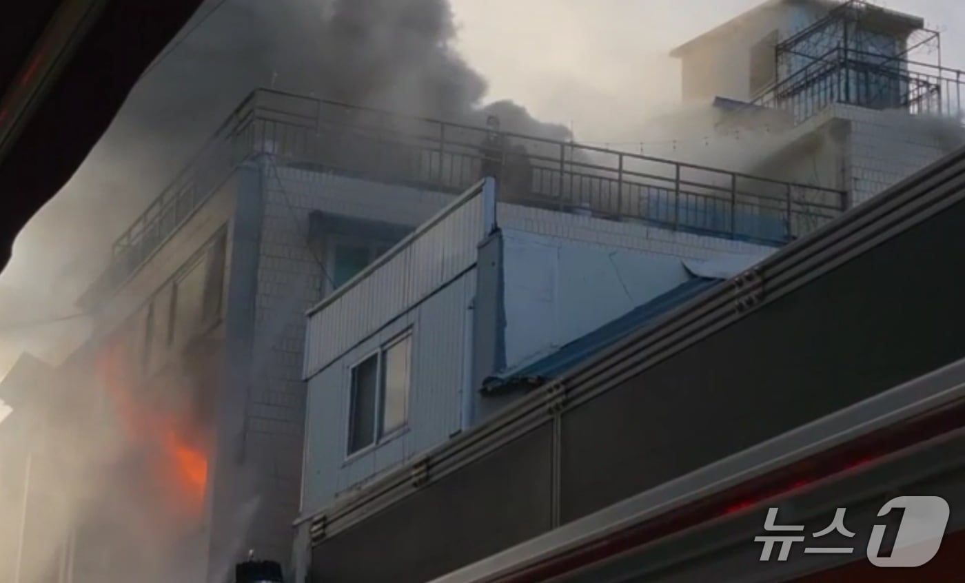 광주 동구 충장로 한 상가에 불이 나 소방당국이 출동하고 있다. 옥상에 대피했던 시민 2명은 연기흡입으로 병원에 이송됐다.(사진=독자 제공. 재판매 및 DB 금지). 2025.12.30