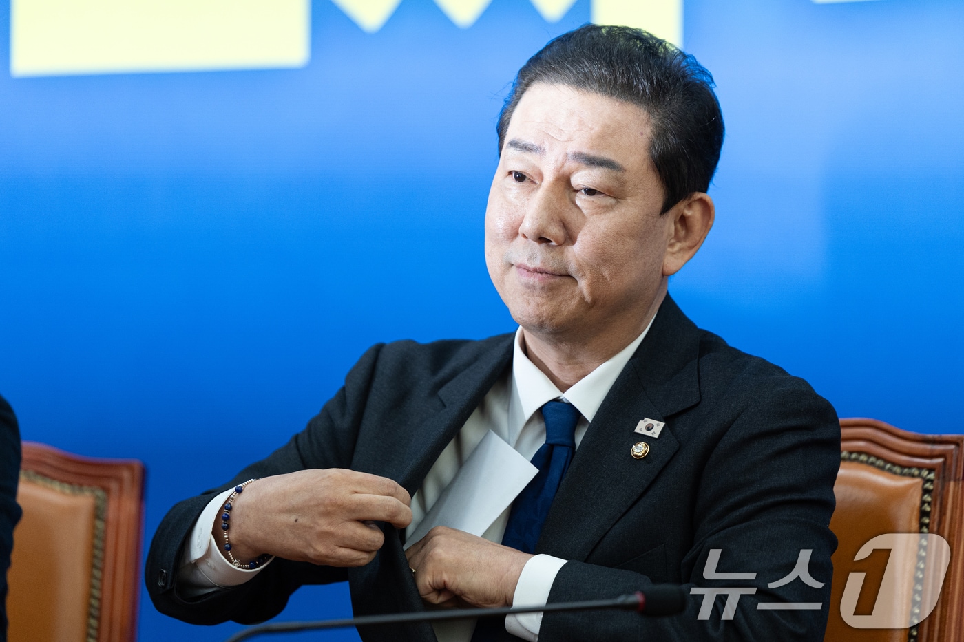 김병기 더불어민주당 원내대표가 지난달 30일 서울 여의도 국회에서 열린 원내대책회의에서 본인과 가족을 둘러싼 각종 특혜·갑질 의혹에 대해 입장을 밝힌 뒤 입장문을 주머니에 넣고 있다. 김 원내대표는 이날 입장 발표를 통해 원내대표직에서 사퇴한다고 밝혔다. 2025.12.30/뉴스1 ⓒ News1 이승배 기자