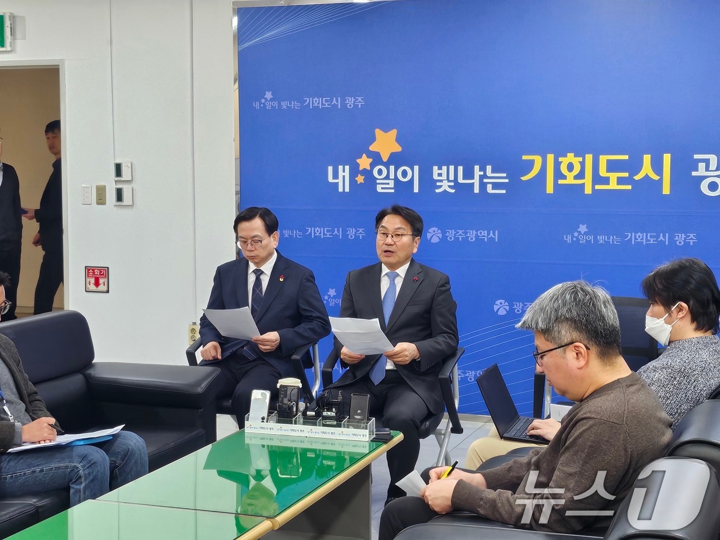 강기정 광주시장이 30일 광주시 기자실에서 광주전남 행정통합 추진기획단 구성 계획을 밝히고 있다. 2025.12.30/뉴스1 ⓒ News1 이수민 기자