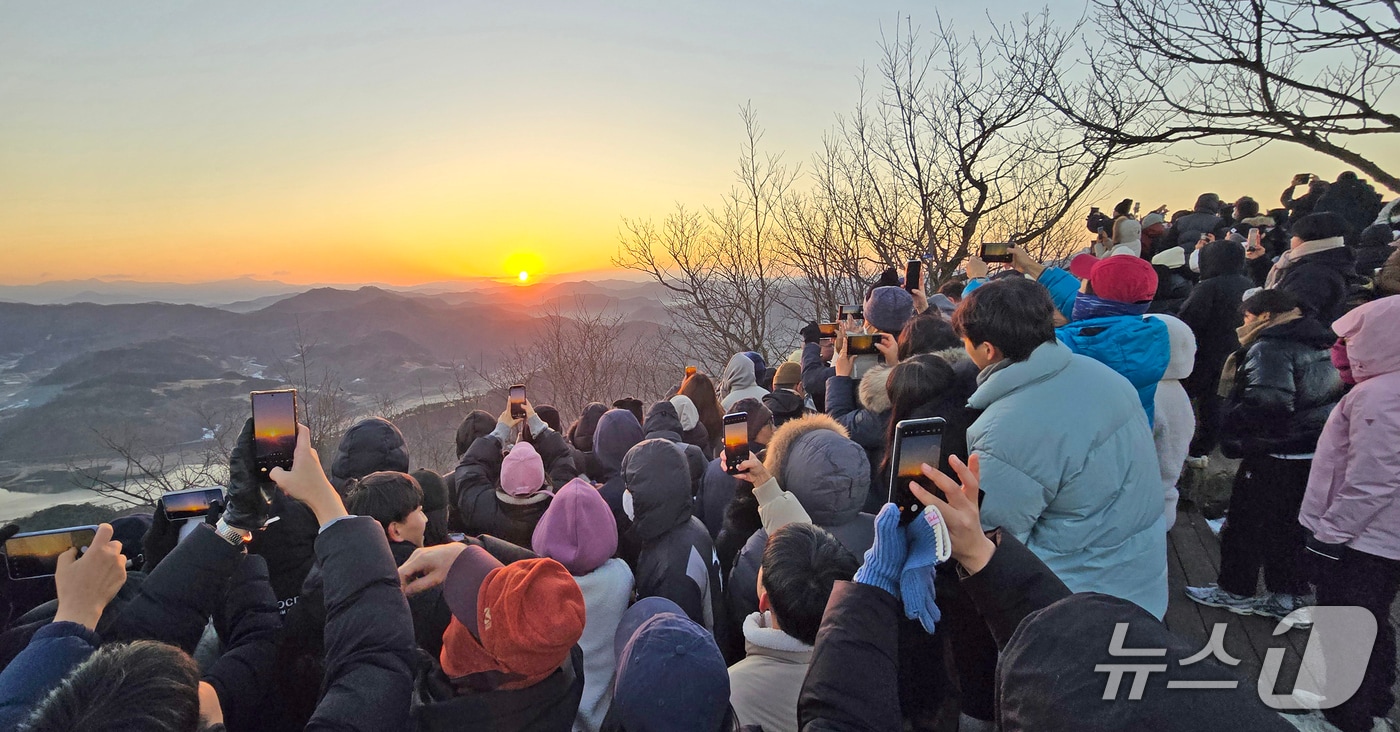 전북 임실군은 오는 1월 1일 오전 6시 15분부터 운암면 입석리 소재 국사봉 주차장 일원에서 '2026 해맞이 행사'를 개최한다.(임실군제공. 재판매 및 DB제공)2025.12.30/뉴스1