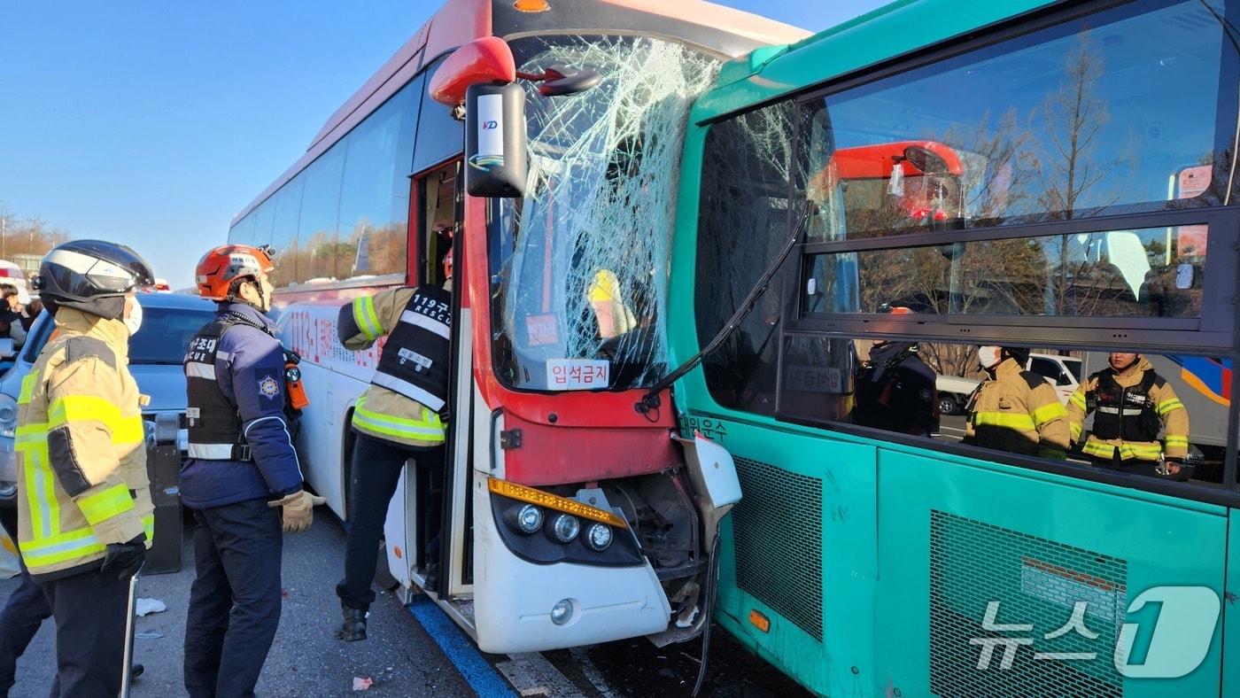 30일 오후 1시 2분쯤 서울 강동구 길동생태공원 앞 교차로 인근에서 버스 3대와 스포츠 유틸리티 차량(SUV) 1대가 연달아 추돌하는 사고가 발생했다.(서울 강동소방서 제공)