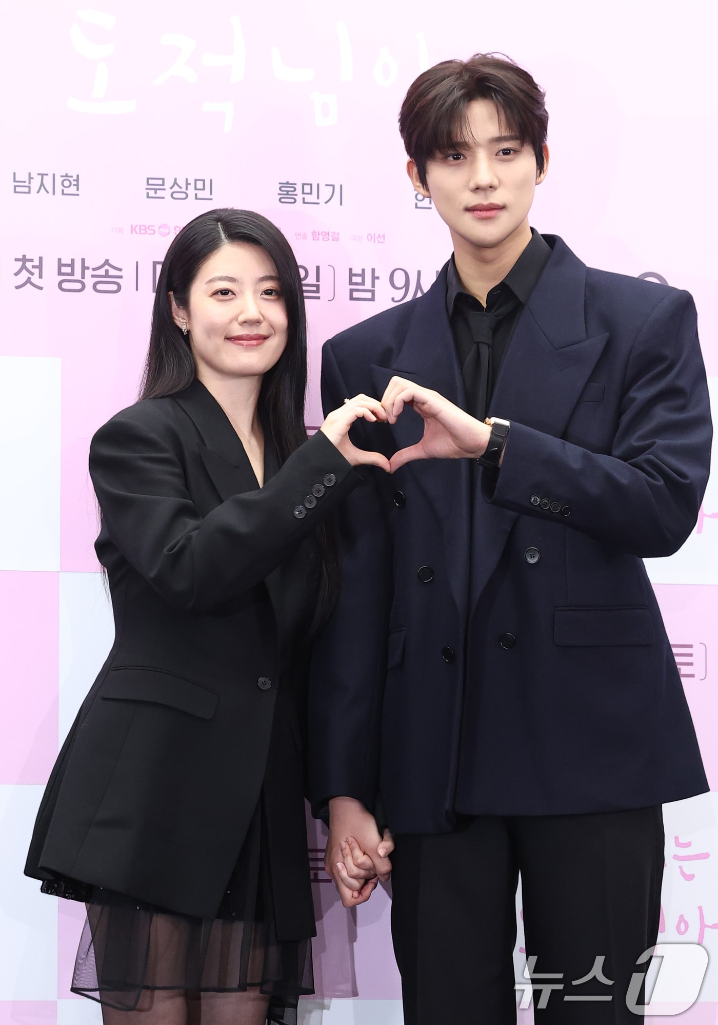 배우 남지현과 문상민(오른쪽)이 30일 서울 마포구 스탠포드호텔에서 열린 KBS 토일 미니시리즈 ‘은애하는 도적님아’ 제작발표회에 참석해 포즈를 취하고 있다. 2025.12.30/뉴스1 ⓒ News1 권현진 기자