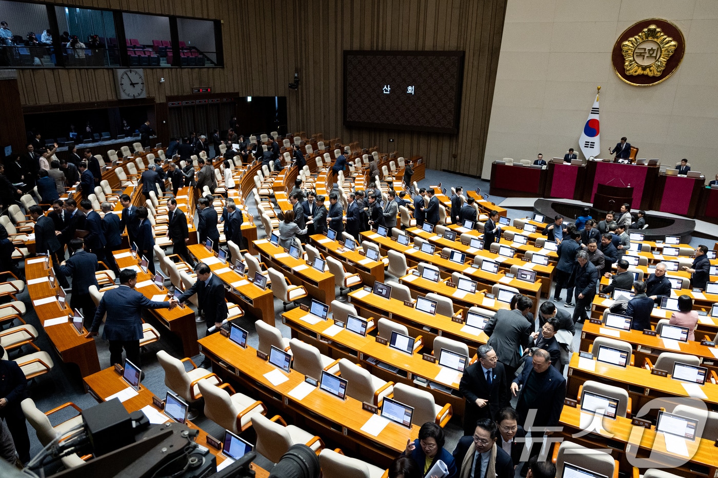 지난해 12월 30일 서울 여의도 국회에서 열린 제430회 국회(임시회) 제3차 본회의 산회 후 의원들이 본회의장을 나서고 있다. 2025.12.30/뉴스1 ⓒ News1 유승관 기자