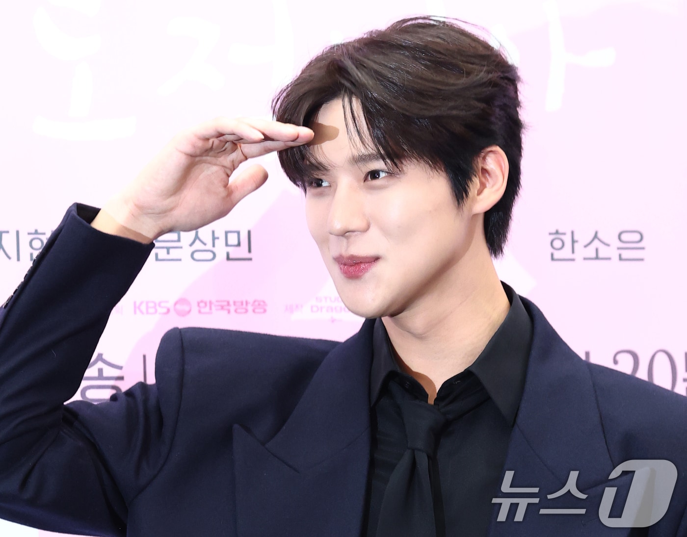 배우 문상민이 30일 서울 마포구 스탠포드호텔에서 열린 KBS 2TV 새 토일 미니시리즈 ‘은애하는 도적님아 제작발표회에 참석해 포즈를 취하고 있다. ’은애하는 도적님아‘는 어쩌다 천하제일 도적이 된 여인과 그녀를 쫓던 대군, 두 남녀의 영혼이 바뀌면서 서로를 구원하고 종국엔 백성을 지켜내는 위험하고 위대한 로맨스를 담은 작품이다. 2025.12.30/뉴스1 ⓒ News1 권현진 기자