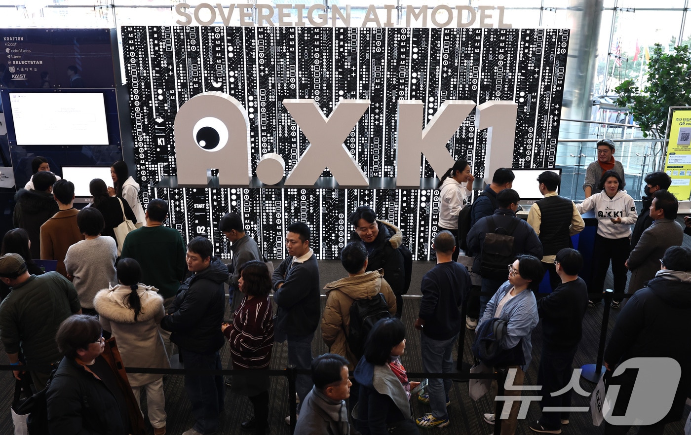 서울 강남구 코엑스 오디토리움에서 열린 '독자 AI파운데이션 프로젝트' 발표회에서 참관객들이 SK텔레콤의 AI모델 'A.X K1'을 체험하기 위해 줄을 서고 있다. 2025.12.30 ⓒ 뉴스1 구윤성 기자