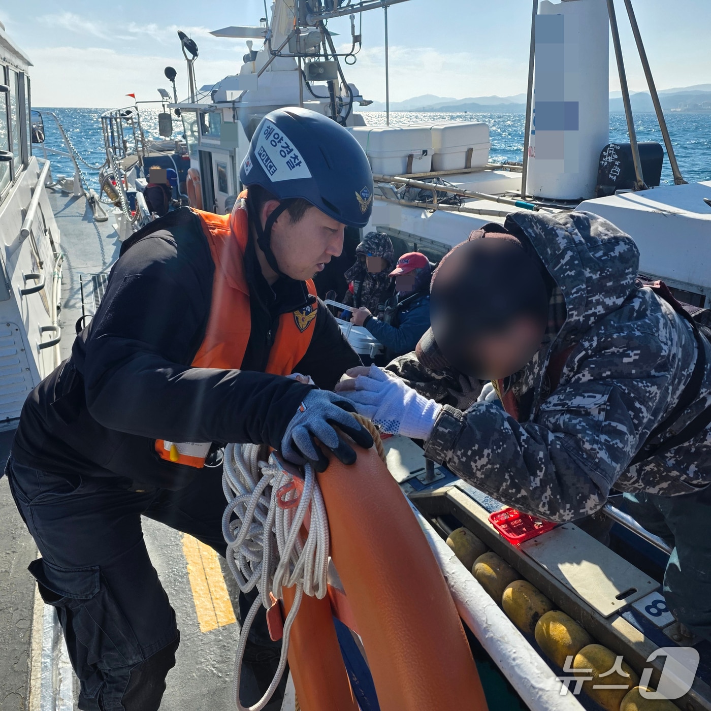 30일 오후 1시8분쯤 경북 경주시 대본3리항 인근 2km 해상에서 선장 등 13명이 탄 낚시어선이 추진기 고장으로 항해가 불가능하다는 신고가 포항해양경찰서에 접수됐다. 현장에 도착한 해경이 승객들을 구조하고 있다. (포항해양경찰서 제공, 재판매 및 DB금지) 2025.12.30/뉴스1