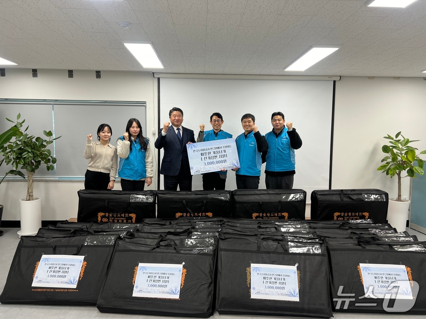 한국수자원공사 K-water 연구원 ‘물사랑 나눔단’이 기념사진을 촬영하고 있다.오른쪽 세 번째가 김병기 한국수자원공사 K-water 연구원장. (한국수자원공사 제공.재판매 및 DB금지)/뉴스1