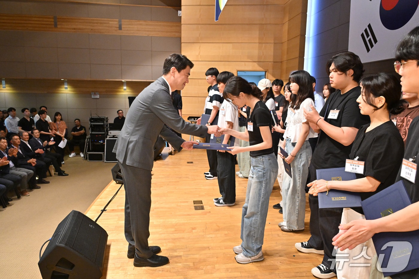 대구 달성교육재단은 학생들에게 장학금을 수여하고 있다.(대구달성교육재단 제공. 재판매 및 DB금지)