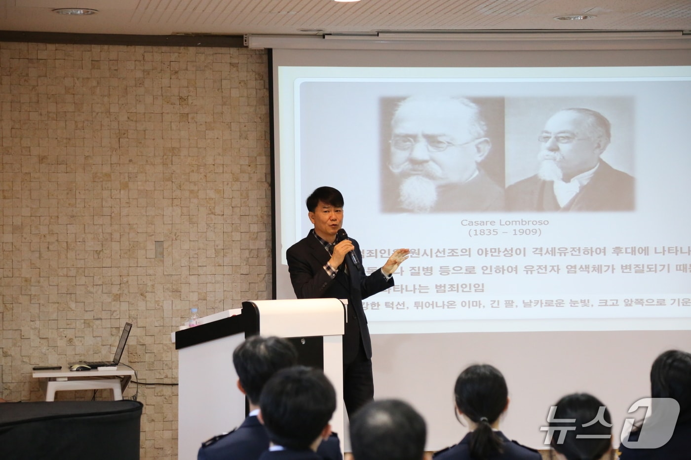 최기영 경기남부경찰청 수사부장이 30일 수원시 삼일공업고등학교에서 단독 특강을 펼치고 있다. (삼일공고 제공. 재판매 및 DB 금지) 2025.12.30/뉴스1 