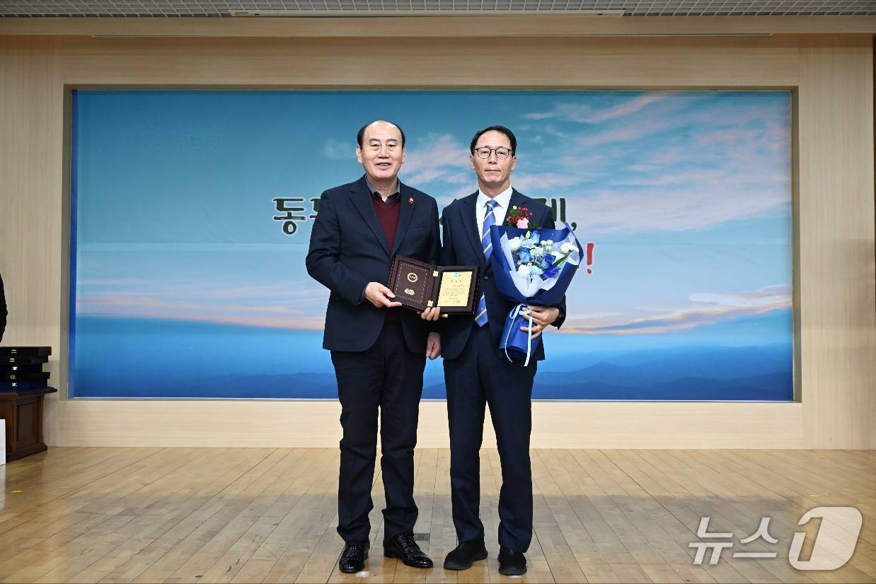 박형덕 동두천시장과 이태진 부시장(사진 오른쪽) /뉴스1