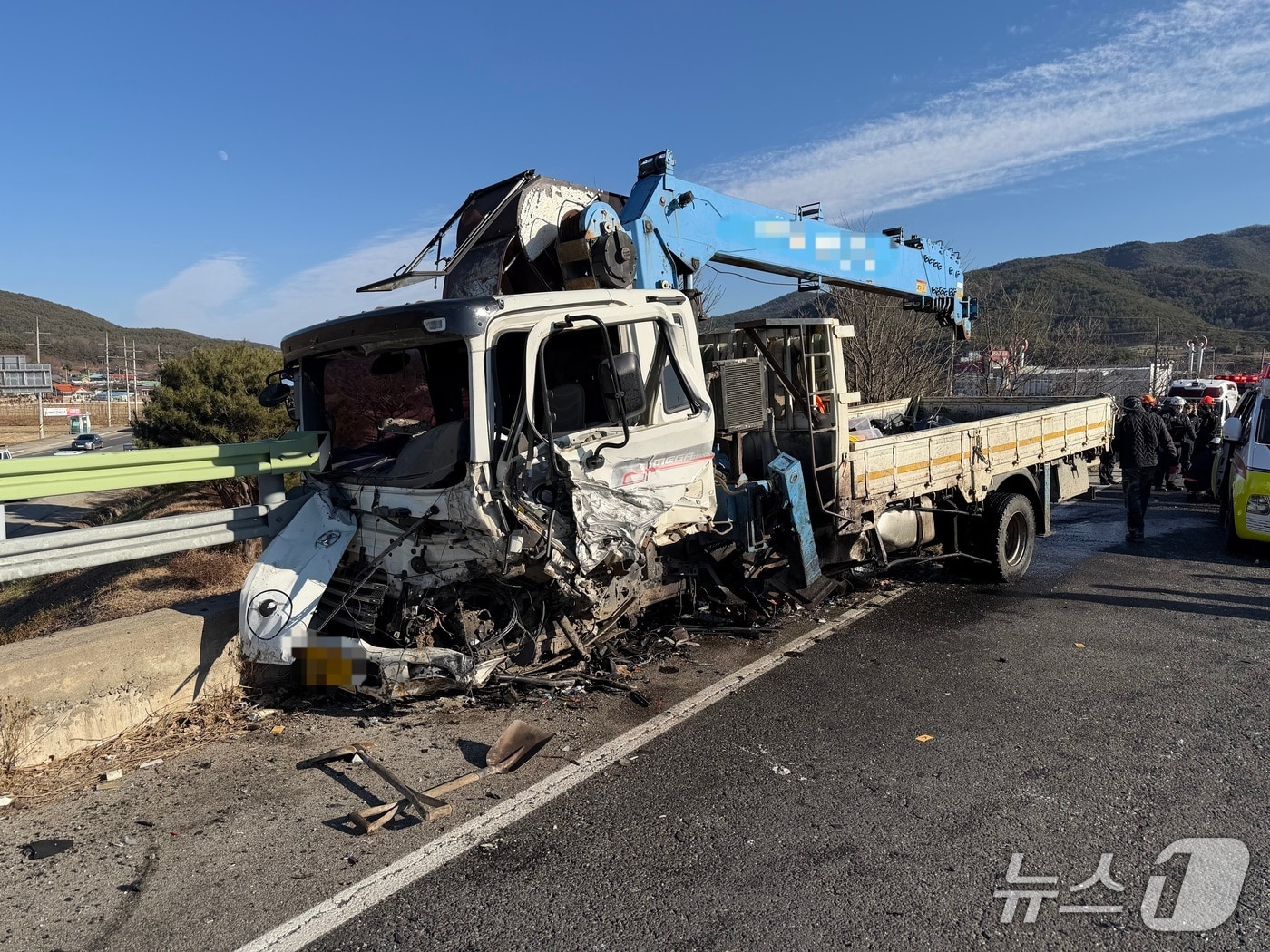 30일 오후 1시 58분쯤 대구 군위군 효령면의 한 도로에서 무쏘와 5톤 화물차가 부딪혀 2명이 숨지고 2명이 다쳤다. 사진은 5톤 화물차.(대구소방안전본부 제공. 재판매 및 DB금지)