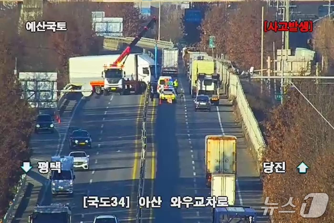  아산 영민면 화물차 사고 현장. (도로공ㅇ사 CCTV 갈무리, 재판매 및 DB금지) / 뉴스1