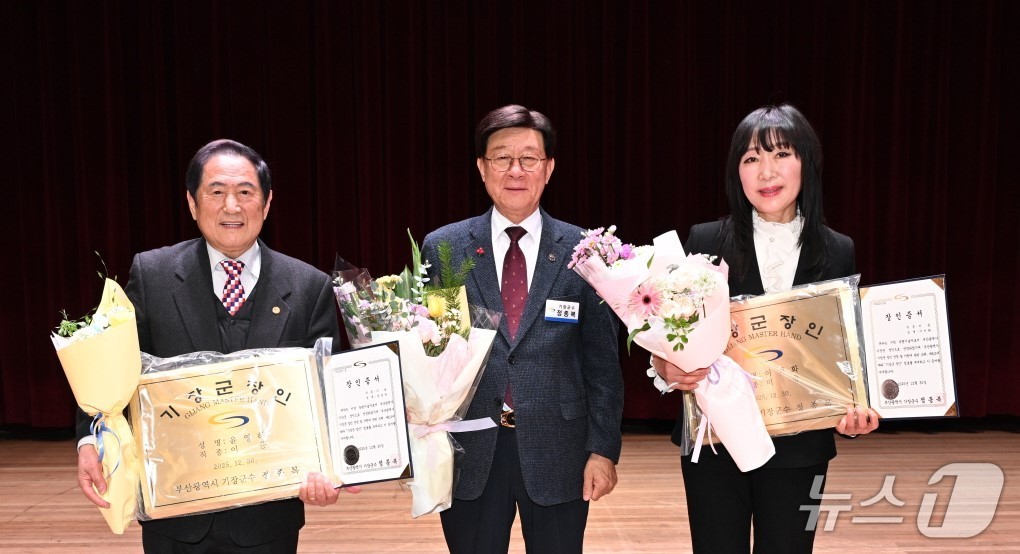 정종복 기장군수(가운데)가 올해의 장인 윤영하 장인(왼쪽)과 이미화 장인(오른쪽)에게 증서와 인증패를 수여하고 있다. (기장군 제공. 재판매 및 DB금지)