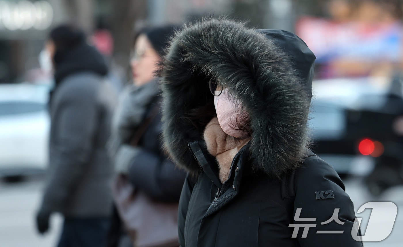 영하권의 강추위가 이어지고 있는 가운데  움츠린 시민들이 출근길에 나서고 있다. /뉴스1 ⓒ News1 박지혜 기자