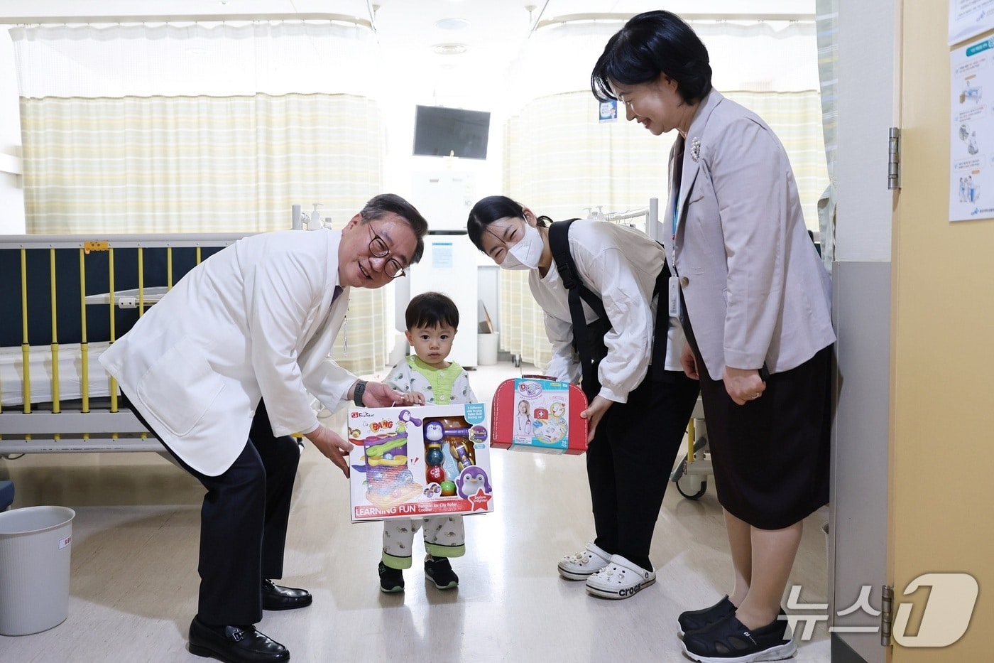 중앙대학교의료원 의료진이 기부 캠페인 후 기념촬영을 하고 있다(중앙대학교의료원 제공)