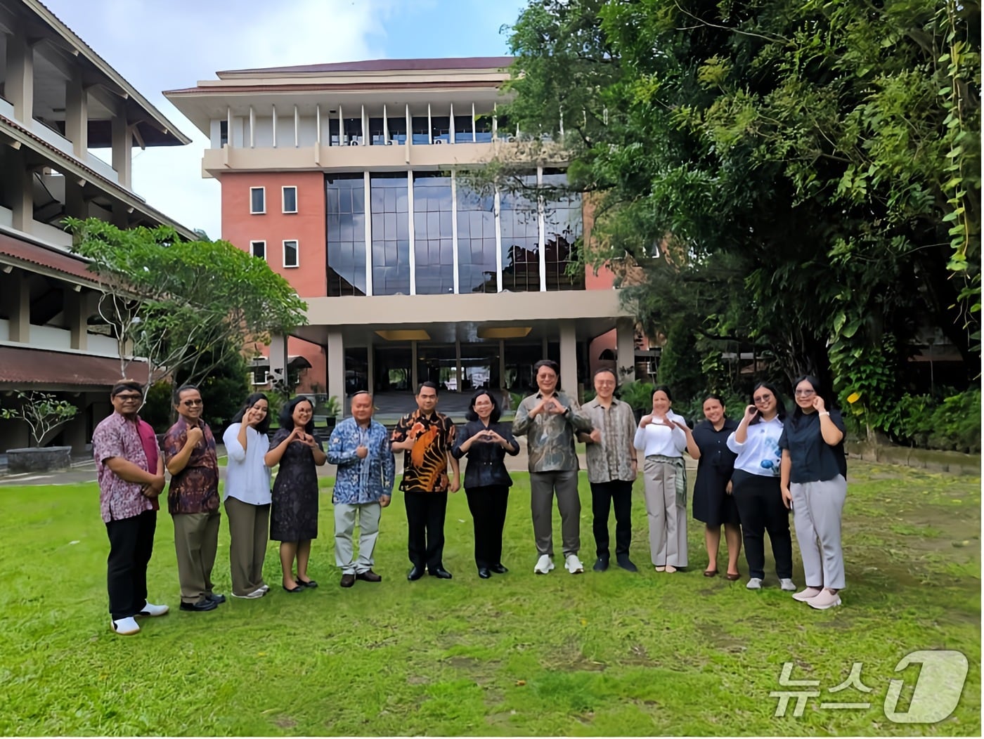 STEAM센터 이양 후 진행한 기념촬영. (서강대 제공)