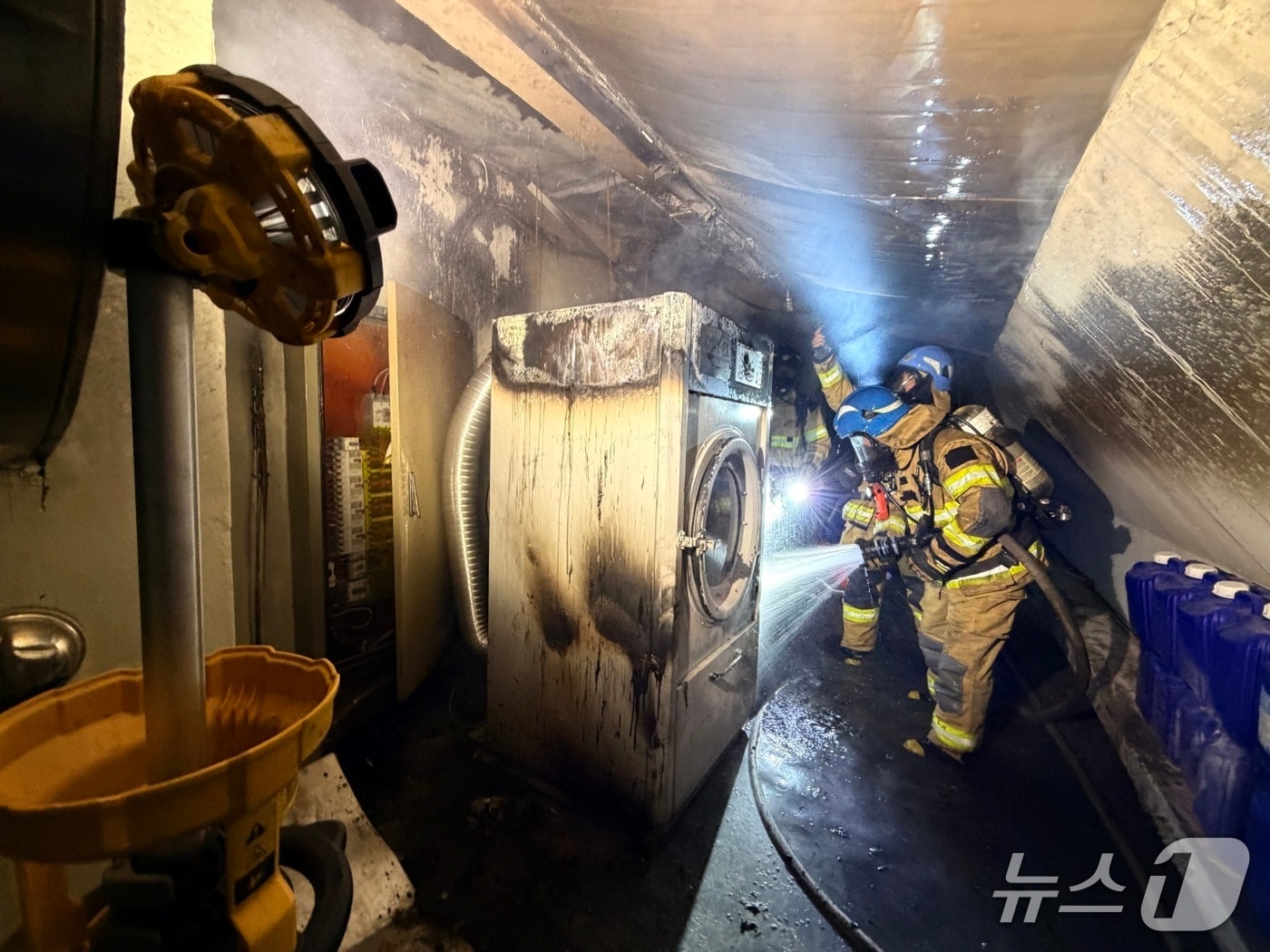 30일 오후 9시57분쯤 불이 난 대구 동구 검사동의 모텔에서 소방대원들이 진화 후 내부를 살펴보고 있다.(대구소방안전본부 제공. 재판매 및 DB금지)