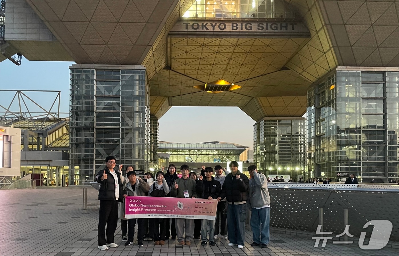 글로벌 반도체 인사이트 프로그램에 참가한 차세대반도체 컨소시엄 학생들이 기념사진을 촬영하고 있다.(인하대 제공. 재배포 및 DB금지)2025.12.31/뉴스1